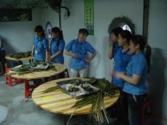 巧媳婦、新酷男，老節(jié)日，新過法！--記端午節(jié)DIY包粽子比賽